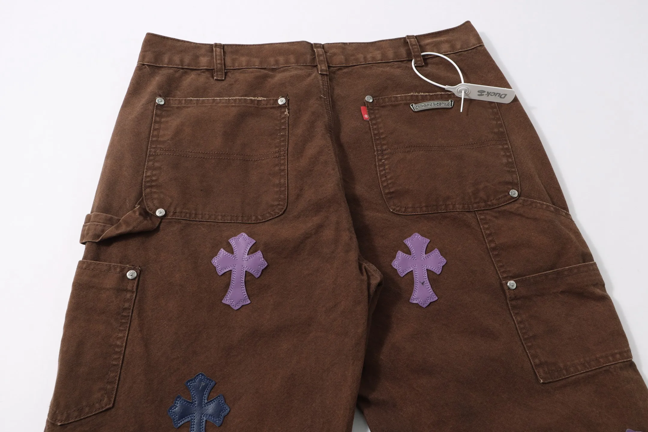P290 Style No.: H92 Croxin & 𝐂𝐡𝐫𝐨𝐦𝐞 𝐇𝐞𝐚𝐫𝐭 Pingtai SS25 Colorful Large Leather Denim Logging Pants. Styles with different washed textures are very friendly to people with thin legs. The slightly flared version perfectly modifies the leg shape. The timeless and moderate length makes it easy to match and match. It is the basis for various styles and is a must-have in your wardrobe! The fabric is stiff but also makes the upper body soft without losing texture. The washing process is even more perfect. It is a must-have item for everyone! ! !  Color: primary color Size: 28-30-32-34-36